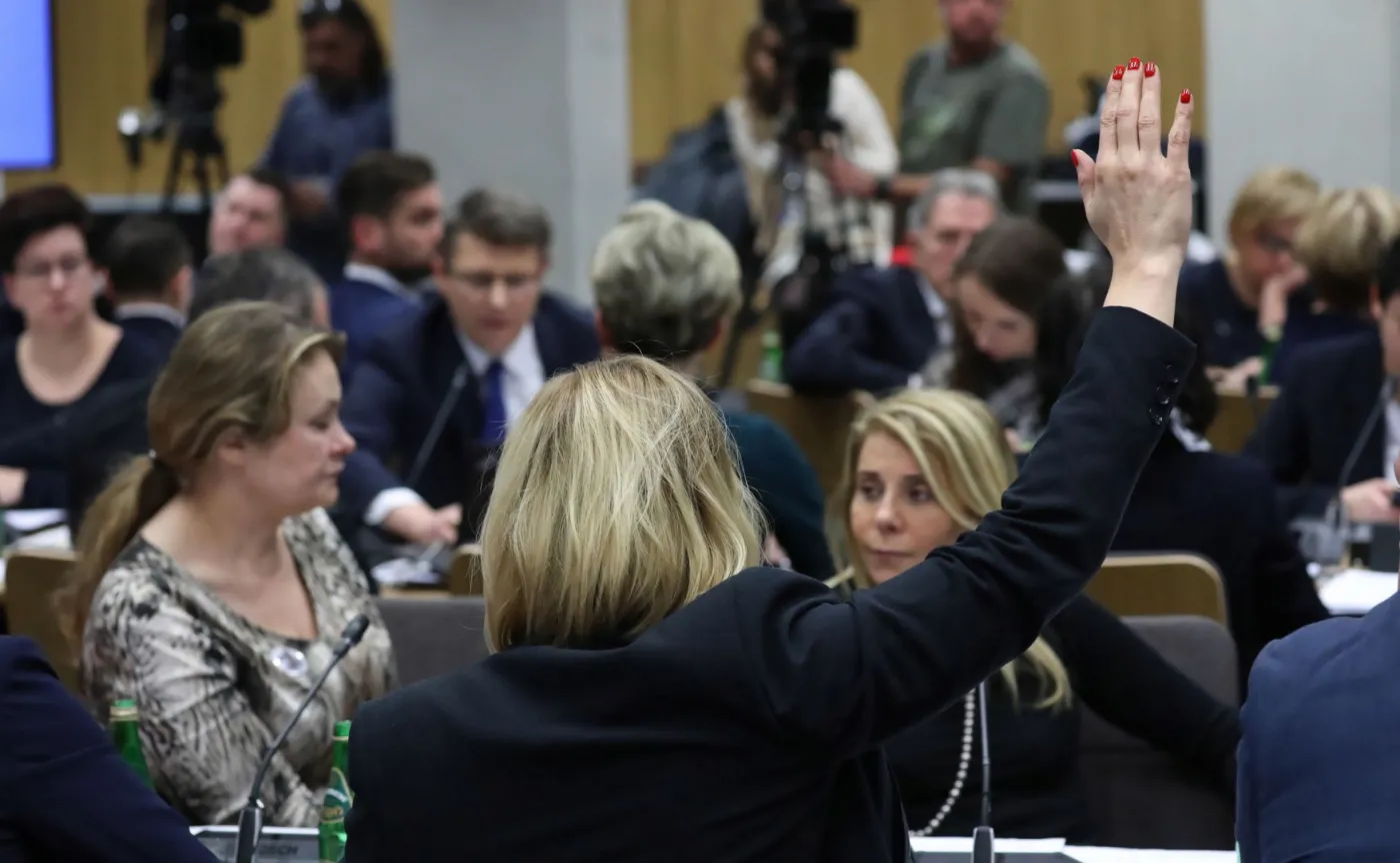 Apel KE do polskich władz. Jourova prosi o wstrzymanie się z dokonywaniem zmian w sądownictwie