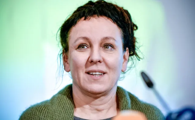 Replika noblowskiego medalu Olgi Tokarczuk na licytacji WOŚP