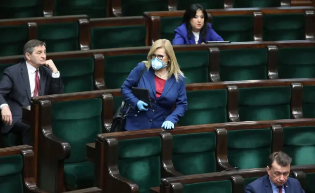 W posiedzeniu Sejmu uczestniczy 402 posłów. Większość zdalnie