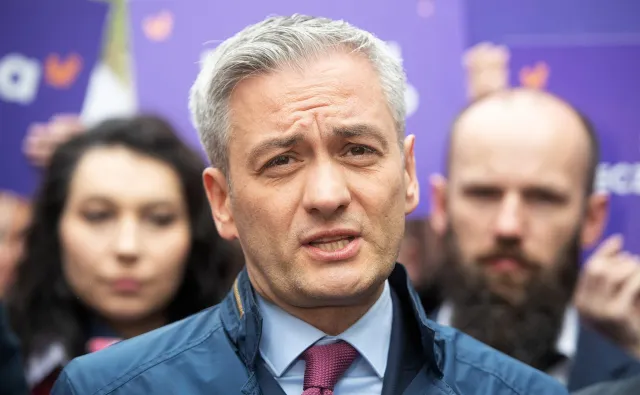 Biedroń na konwencji Wiosny: Nie ma pieniędzy na organizacje antyprzemocowe, a są na maybachy i geotermię ojca Rydzyka. To patologia