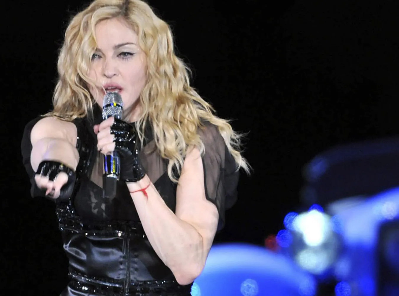 Katolicy zagłuszą koncert Madonny hymnem