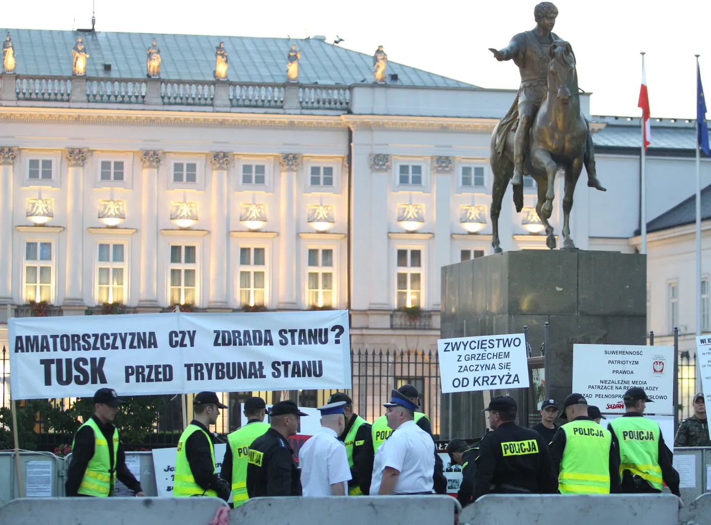 Prezydent zapyta Polaków, co zrobić z krzyżem