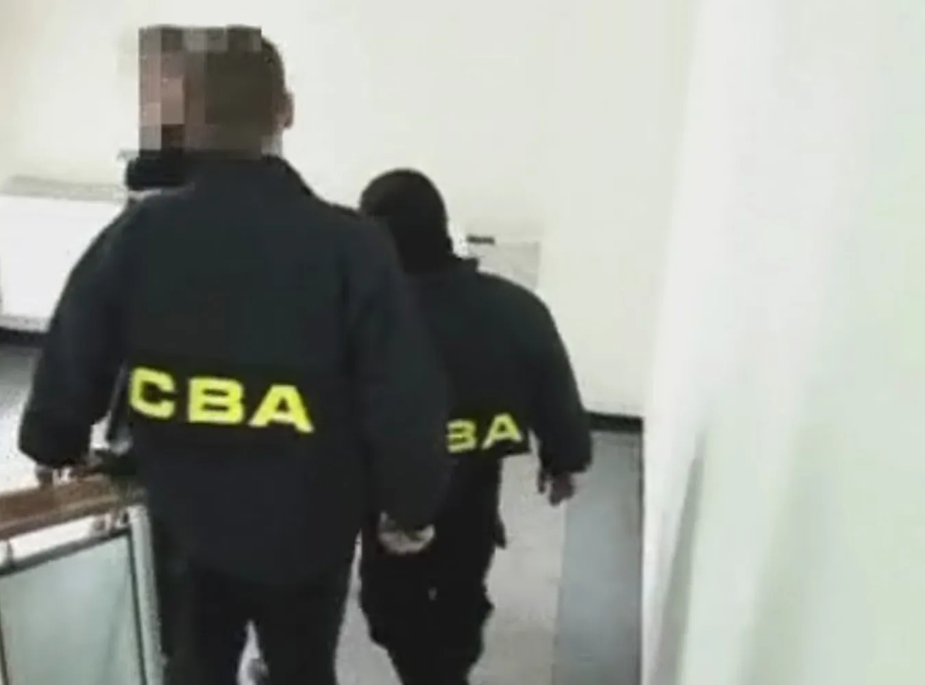 02.2007 Zatrzymanie dr Miroslaw Garlicki specjalista kardiochirurg i transplantolog ,  kierownik kliniki kardiochirurgii Centralny Szpital MSWiA w Warszawie Garlickiemu postawiono 20 zarzutow , w tym o zabojstwo



fot. CBA