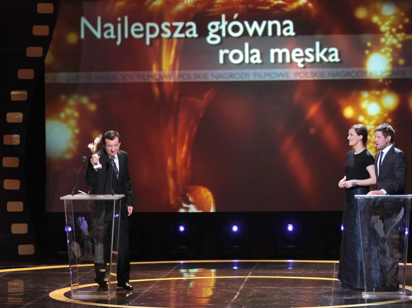 1871173-robert-wieckiewicz-z-nagroda-przyznana.jpg