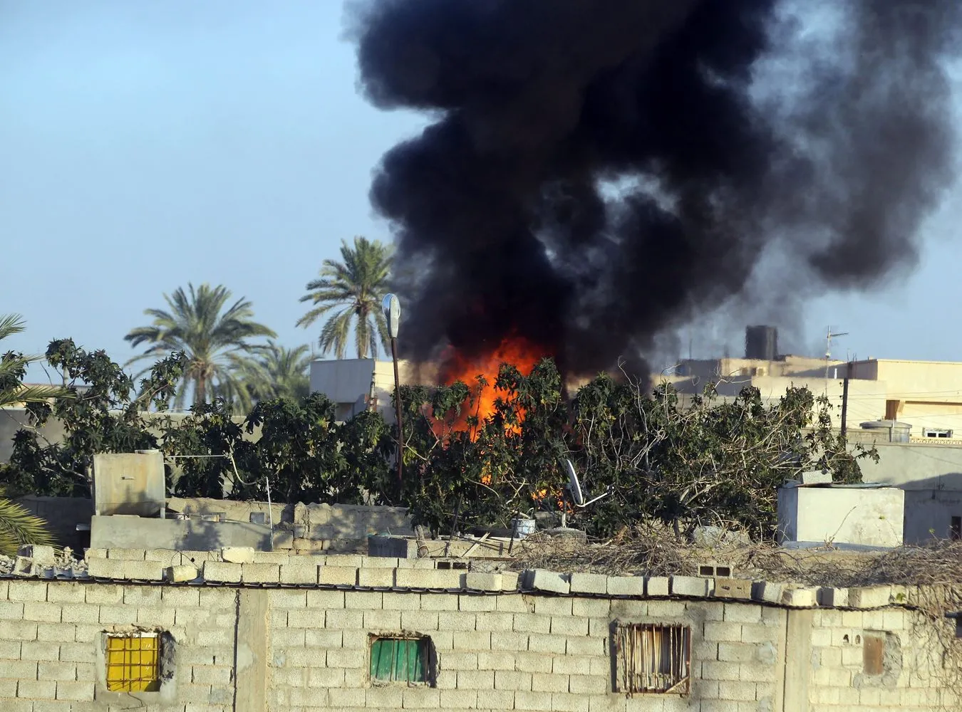 Trypolis w ogniu. NATO bombarduje kryjówki libijskiego dyktatora