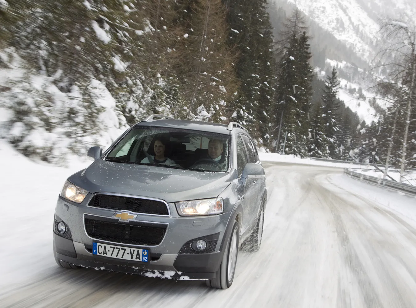 1821878-chevrolet-captiva-2011-dynamic-03-medium.jpg
