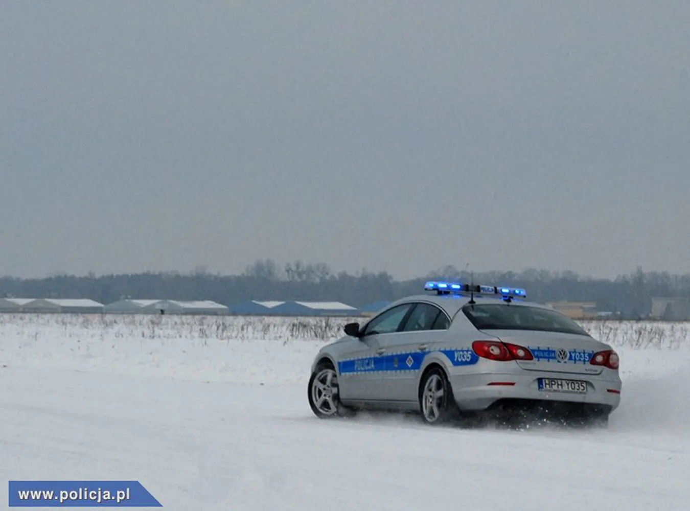 1833588-policja-volkswagen-passat-radiowoz-13.jpg