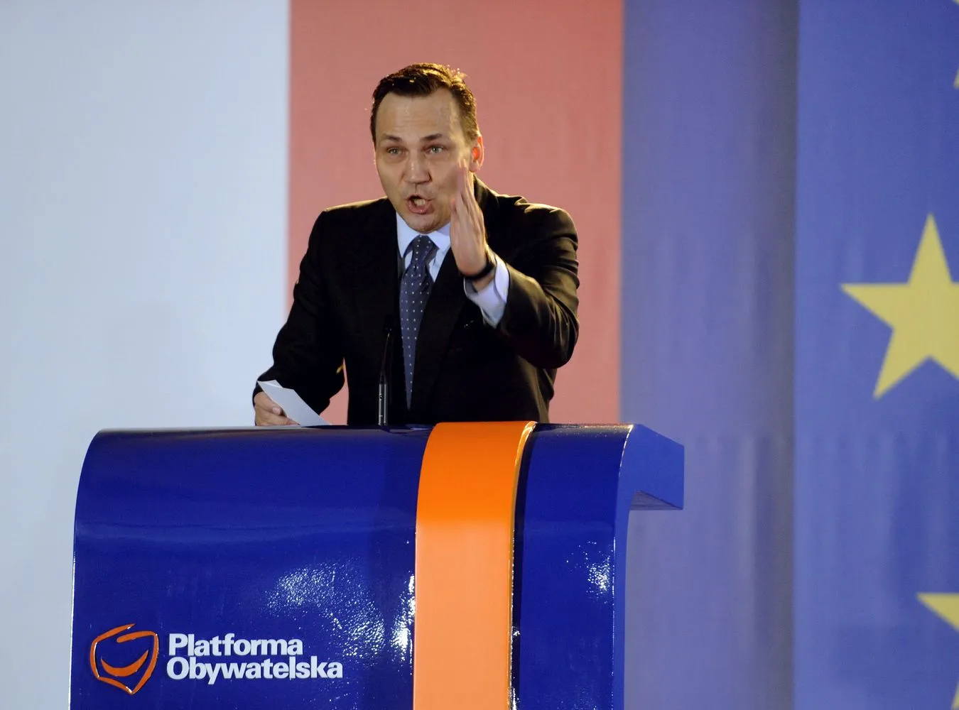 Sikorski o tablicy wdów: To klasyczna prowokacja