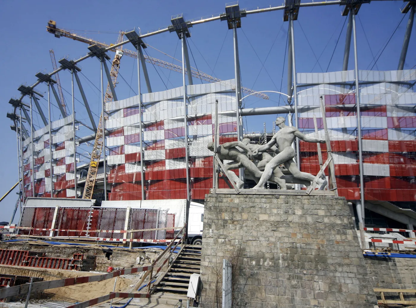 Choć stadion w kłopocie, w raporcie wszystko gra