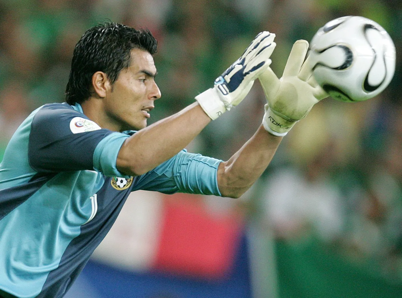 Bramkarz złamał palec chodząc w nocy po swoim pokoju