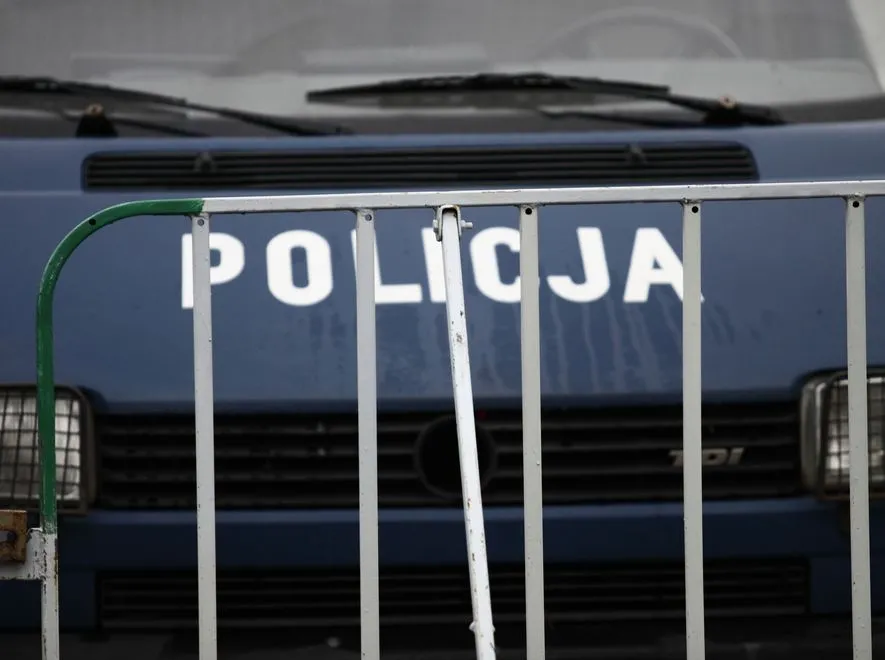 Ślubne zdjęcie zdradziło zaśmiecających las