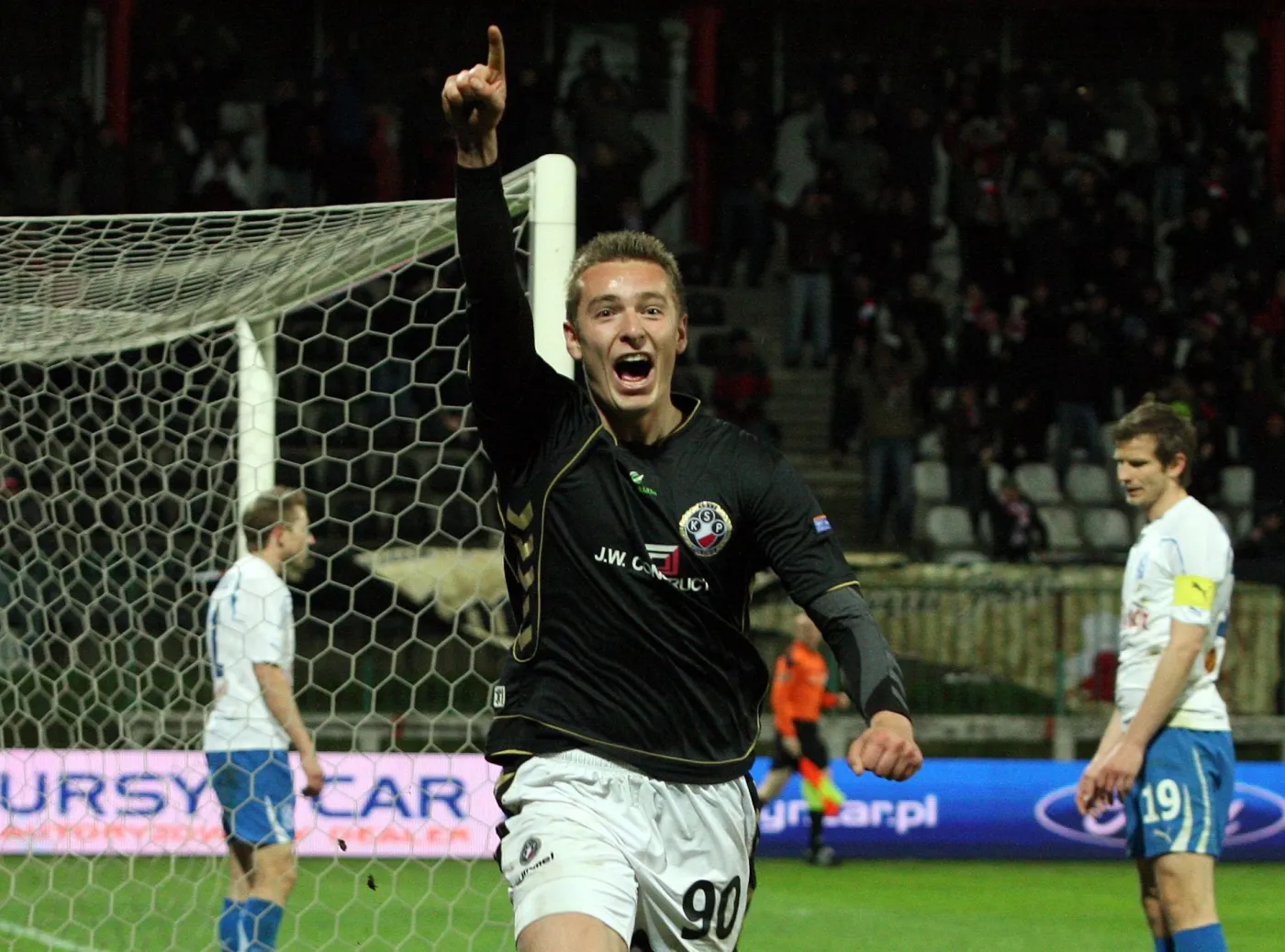 Młokos odpowiedział Smudzie. "Nie będę trzymał języka za zębami"