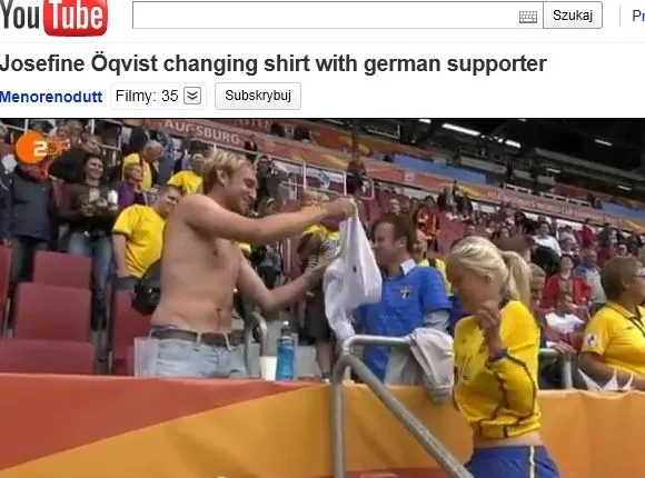 Piłkarka po meczu wymieniła się koszulkami z kibicem. Zobacz wideo