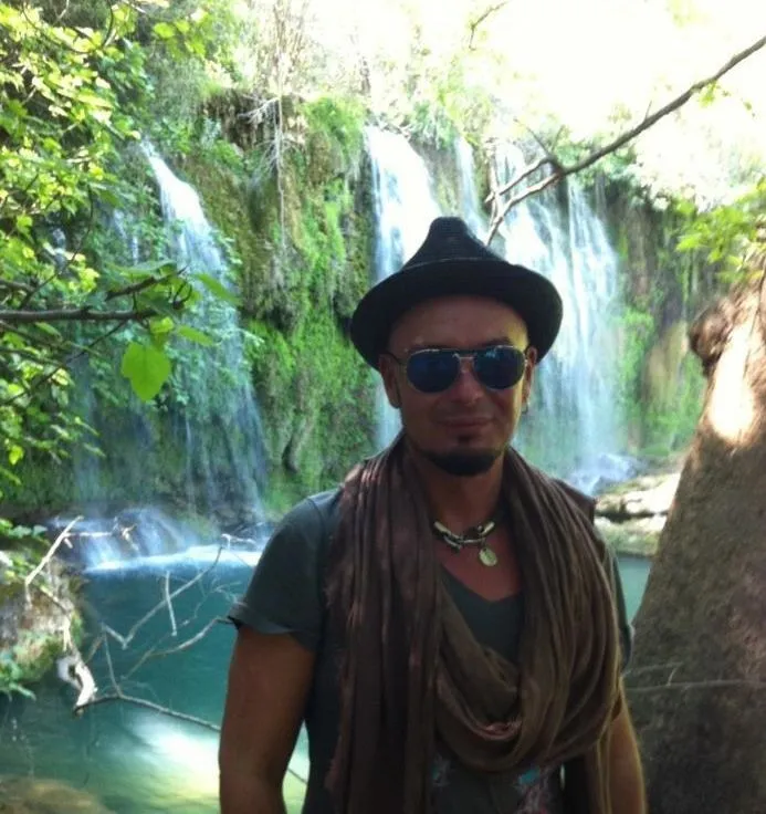 Zobacz, jak znany stylista lansuje się na wakacjach