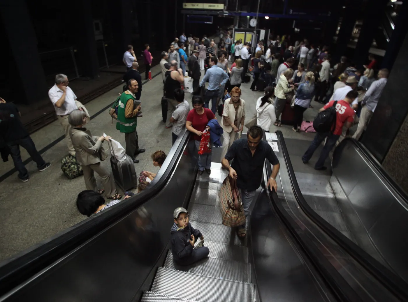Paraliż kolei w stolicy. Pociągi powoli wyruszają w trasę