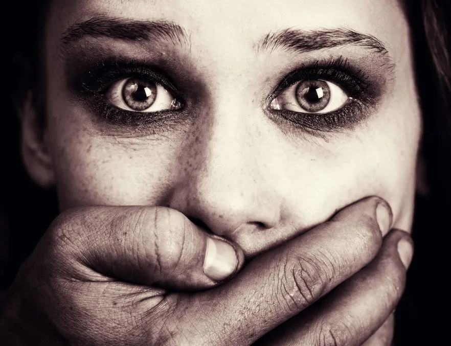 Wpadli porywacze młodej kobiety. Jeden akurat pił piwo...