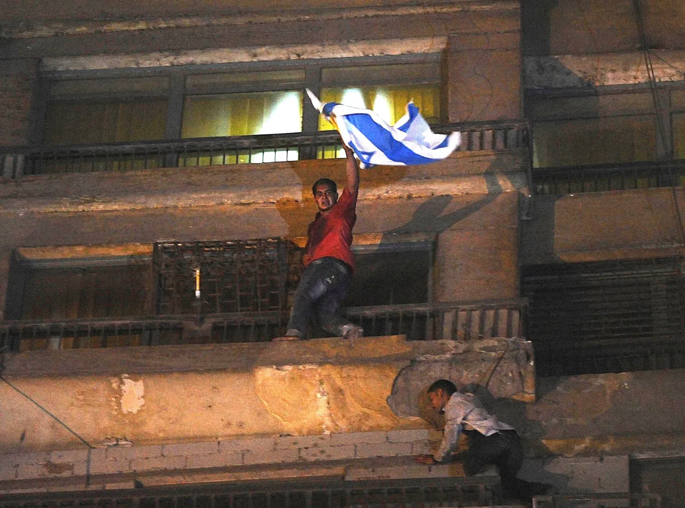 2473864-jeden-z-protestujacych-zrywa-izraelska.jpg