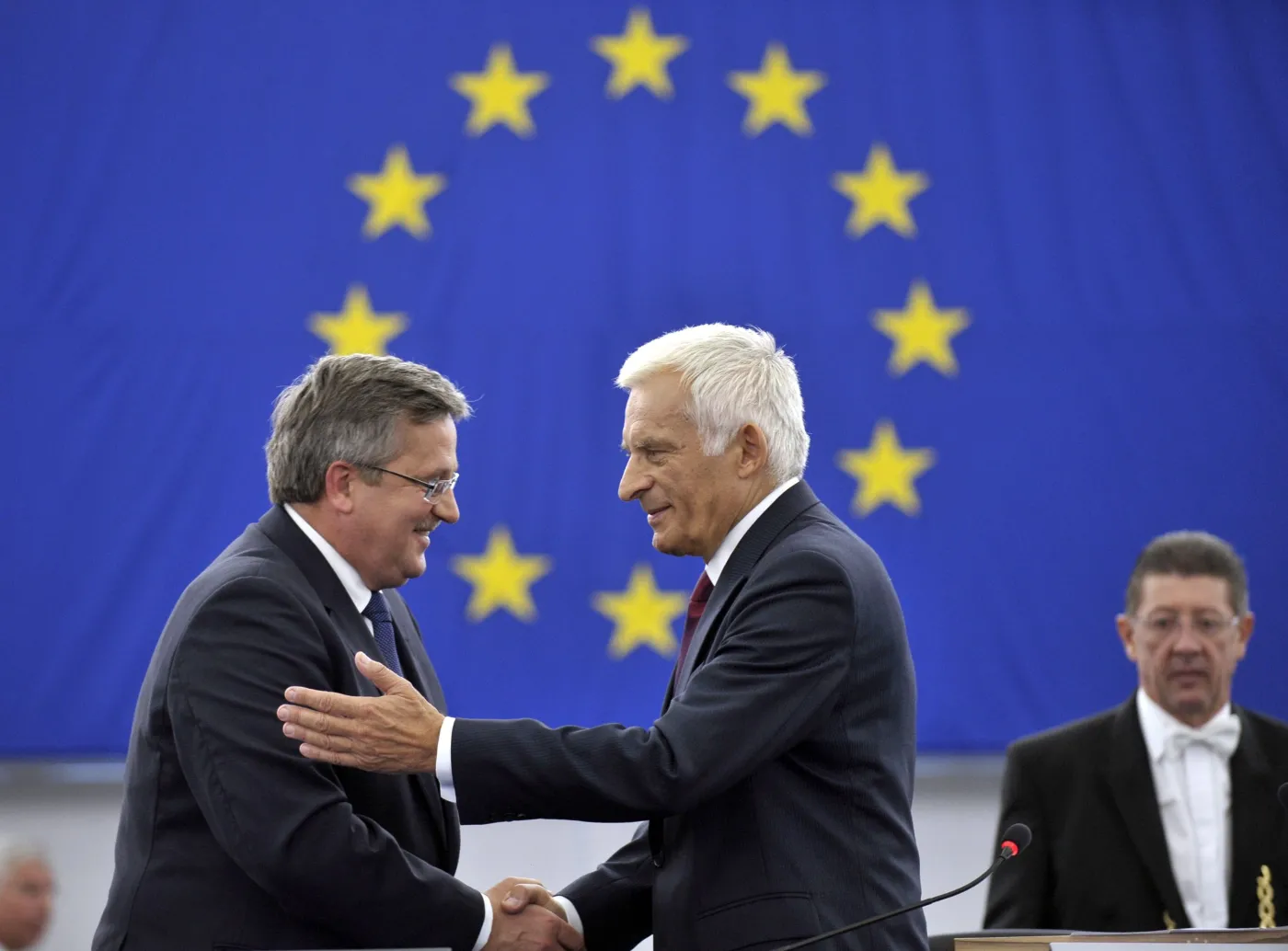 Przewodniczący Parlamentu Europejskiego Jerzy Buzek wita Bronisława Komorowskiego