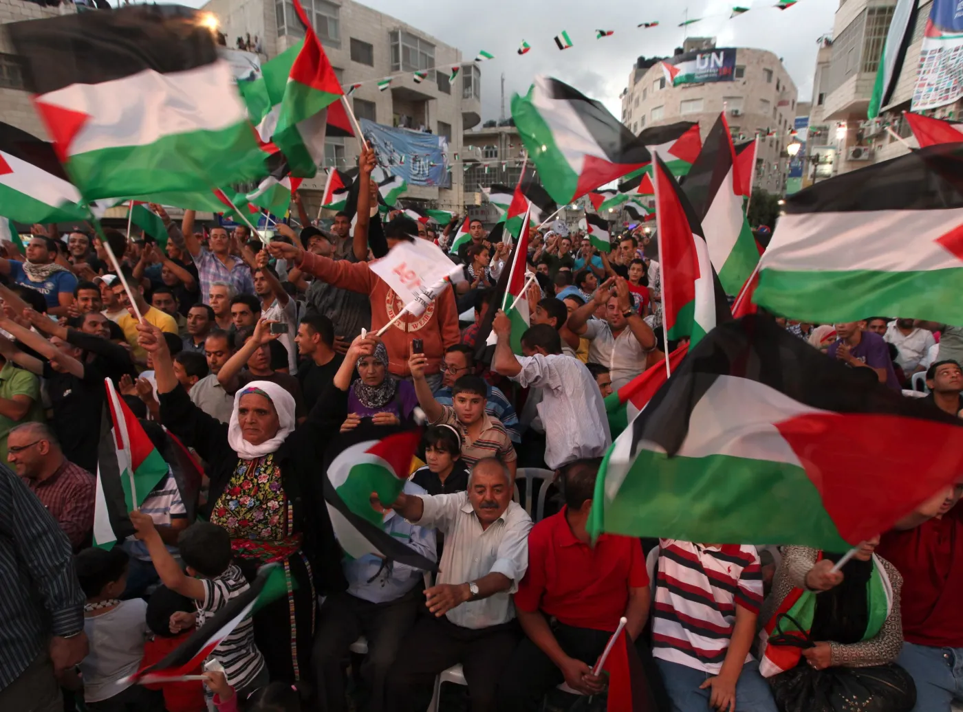 2525401-palestynczycy-w-ramallah-przysluchuja.jpg