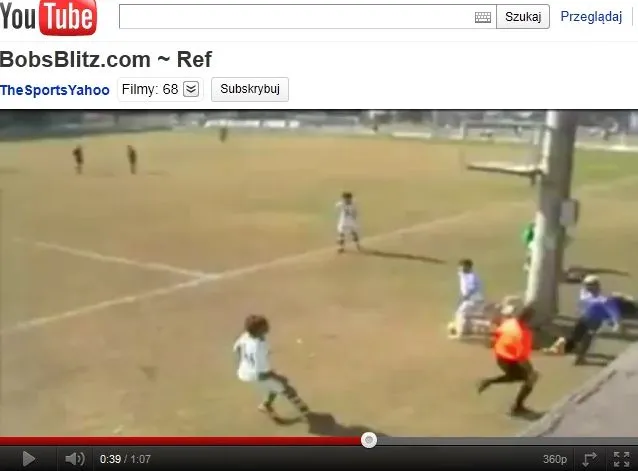 Dantejskie sceny na meczu. Sędzia uciekł przez płot. Zobacz wideo