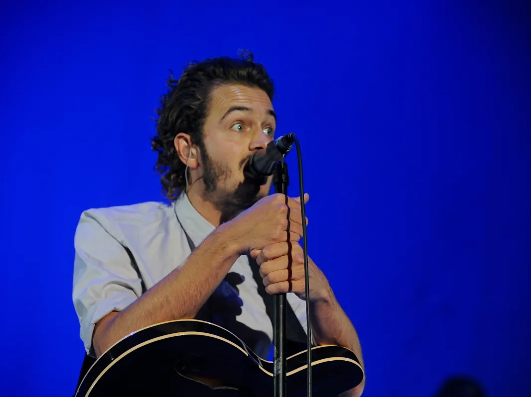 2392949-tom-smith-z-brytyjskiej-grupy-editors.jpg
