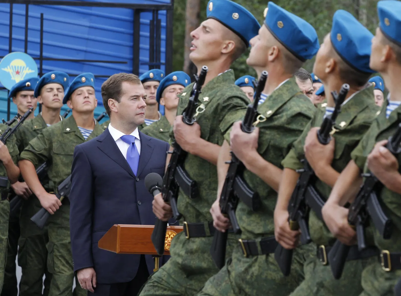 2404623-dmitrij-miedwiediew-w-bazie-wojskowej.jpg