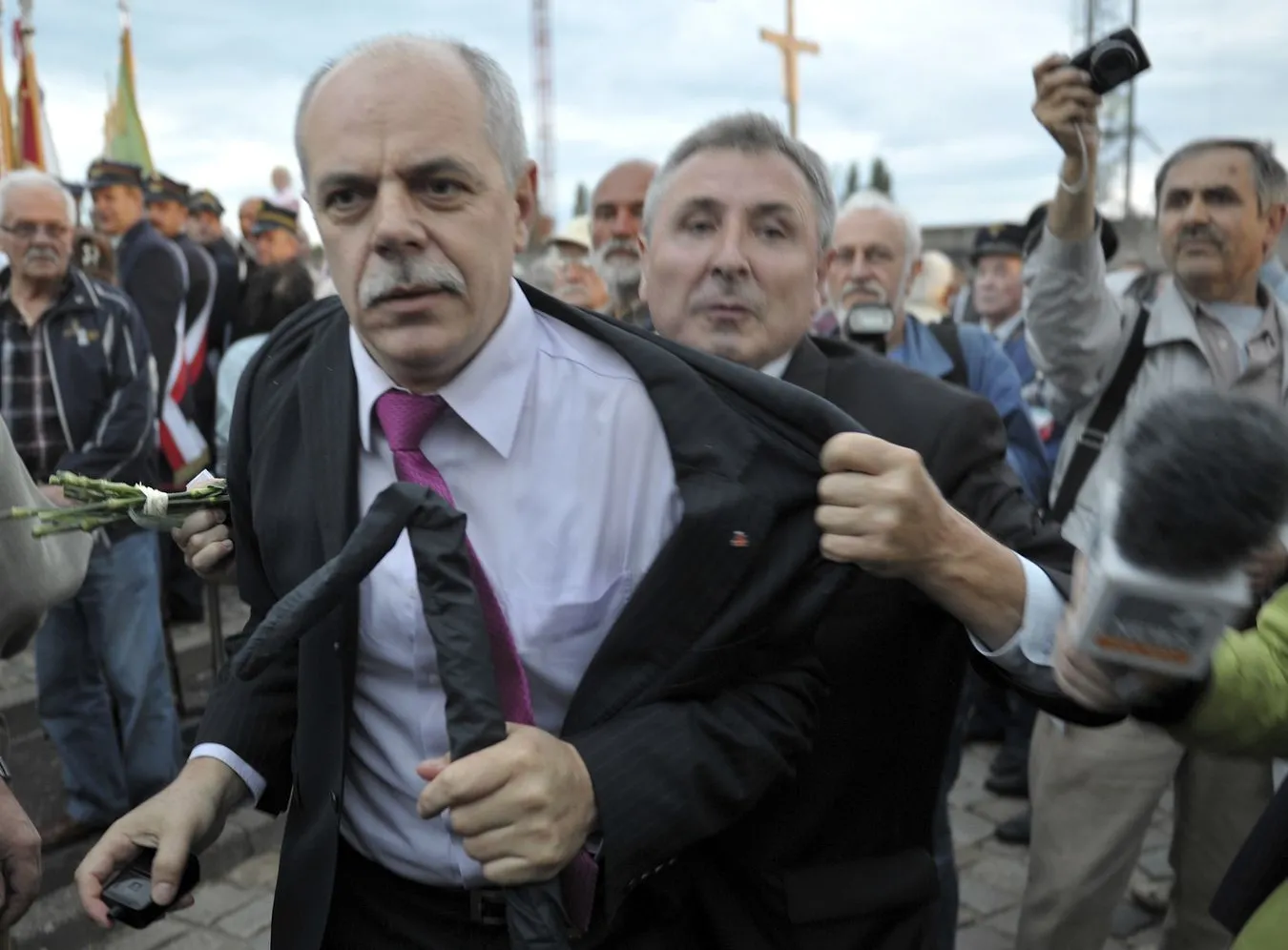 Przepychanki pod pomnikiem stoczniowców. "Precz z PO"