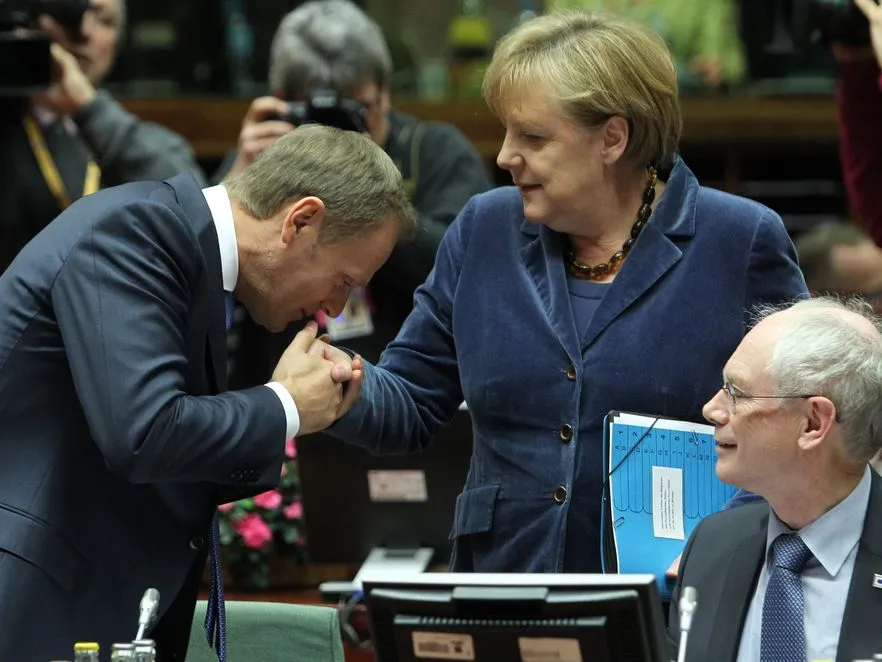 Tusk i Merkel, czyli cmok, który poruszył Niemcy