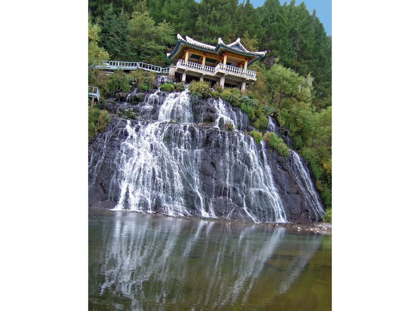 2725840-korea-polnocna-paktusan-kurort-w-gorach.jpg