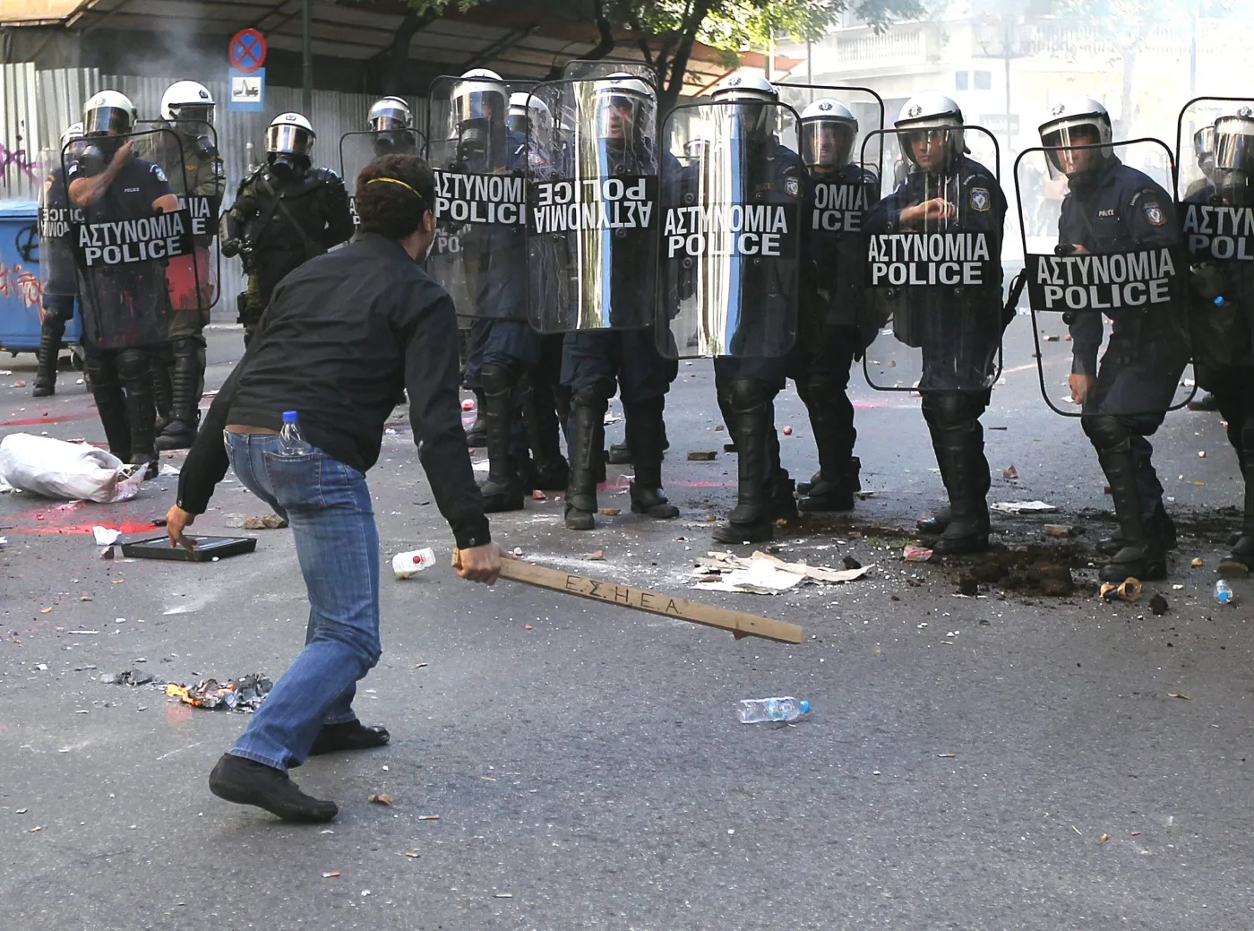 2629947-jeden-z-protestujacych-przed-kordonem.jpg