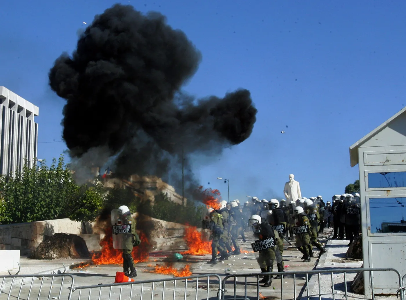 2630026-policja-obrzucona-koktajlami-molotowa.jpg