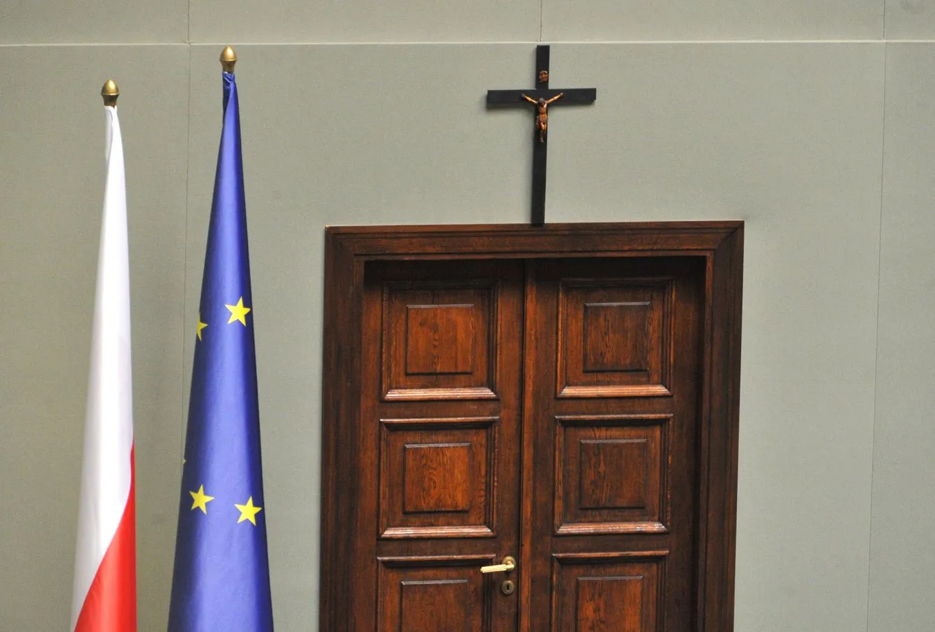 Projekt PiS w sprawie krzyża do dalszych prac w Sejmie 