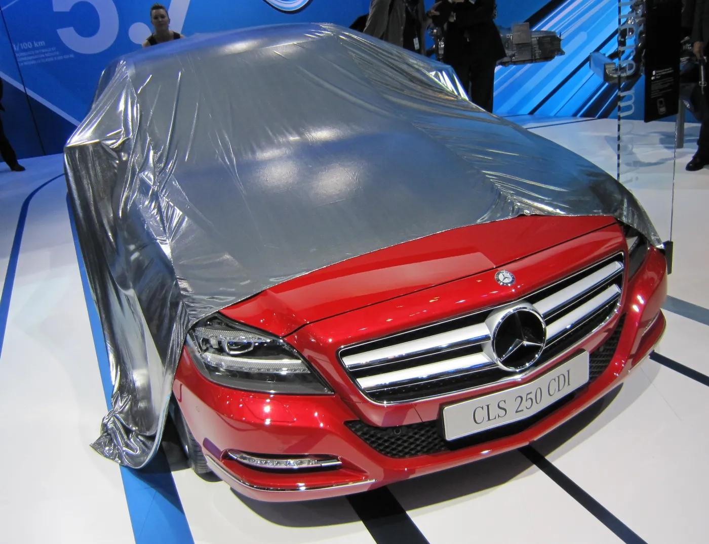 Ale jazda! Gwiazda przesiada się do kosmicznego mercedesa