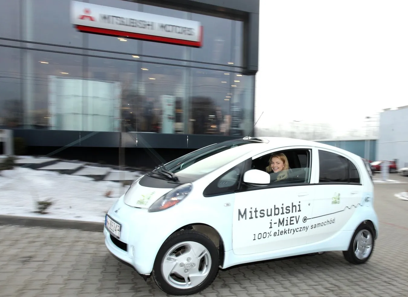 Aktorka Izabella Miko podróżuje w Polsce elektrycznym Mitsubishi i-MiEV 
