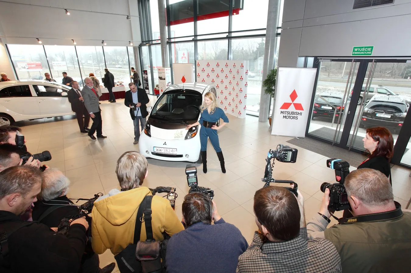 2885389-izabella-miko-za-kierownica-mitsubishi.jpg