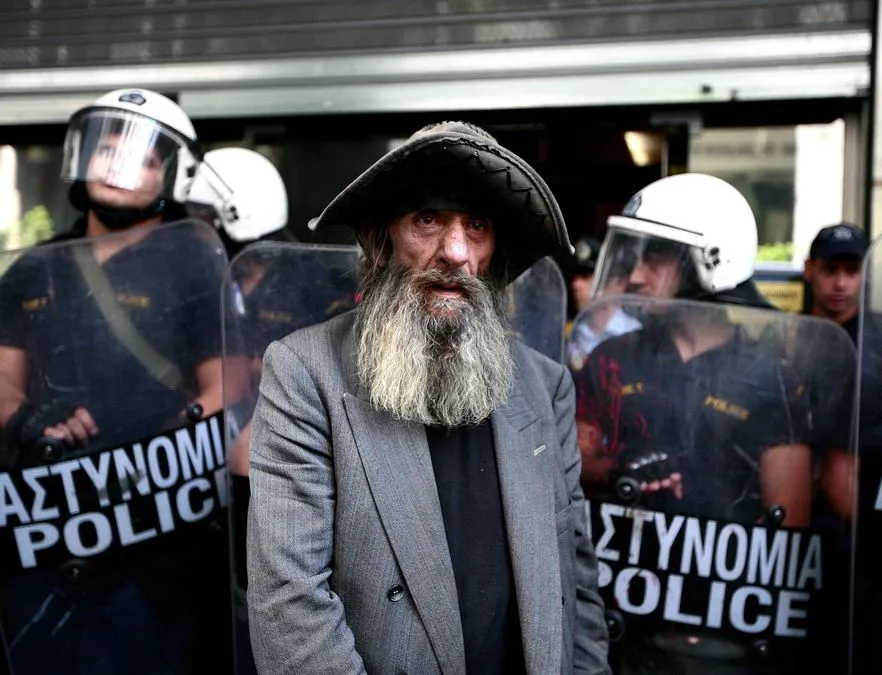 2899695-meczyzna-i-policja-w-czasie-zamieszek.jpg