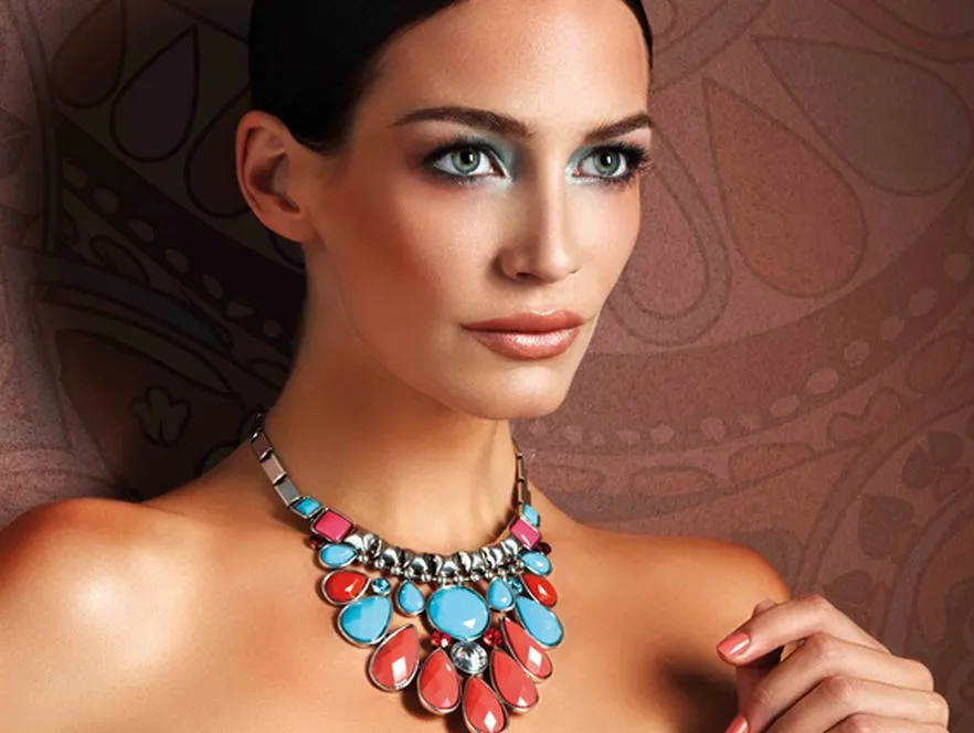 Orientalne piękno na lato. Brązujący makijaż w turkusie, koralu i różu