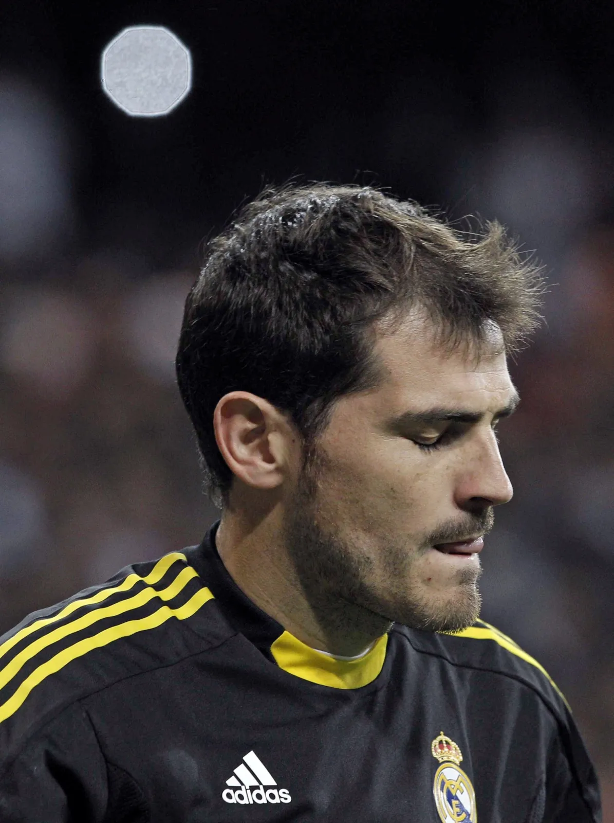3418815-iker-casillas-smuci-sie-po-odpadnieciu.jpg