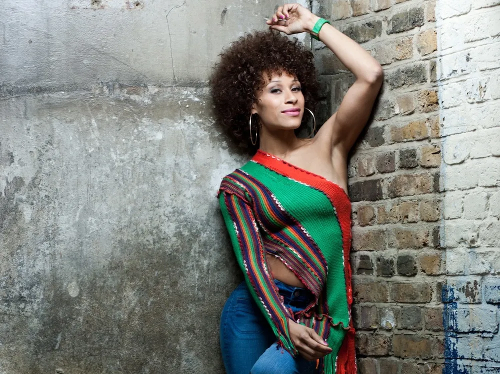 Seksowna Oceana – to ona wyśpiewała hit Euro 2012!