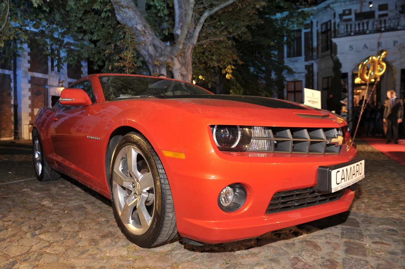 3677496-akpa20120620-playboy-samochod-mb-5602.jpg