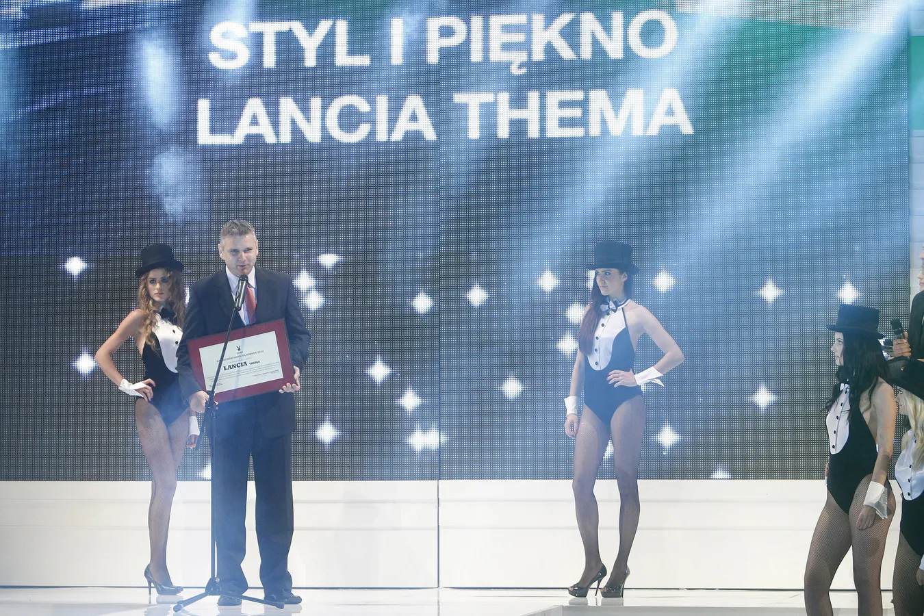 3677757-akpa20120621-playboy-samochod-ae-4101.jpg