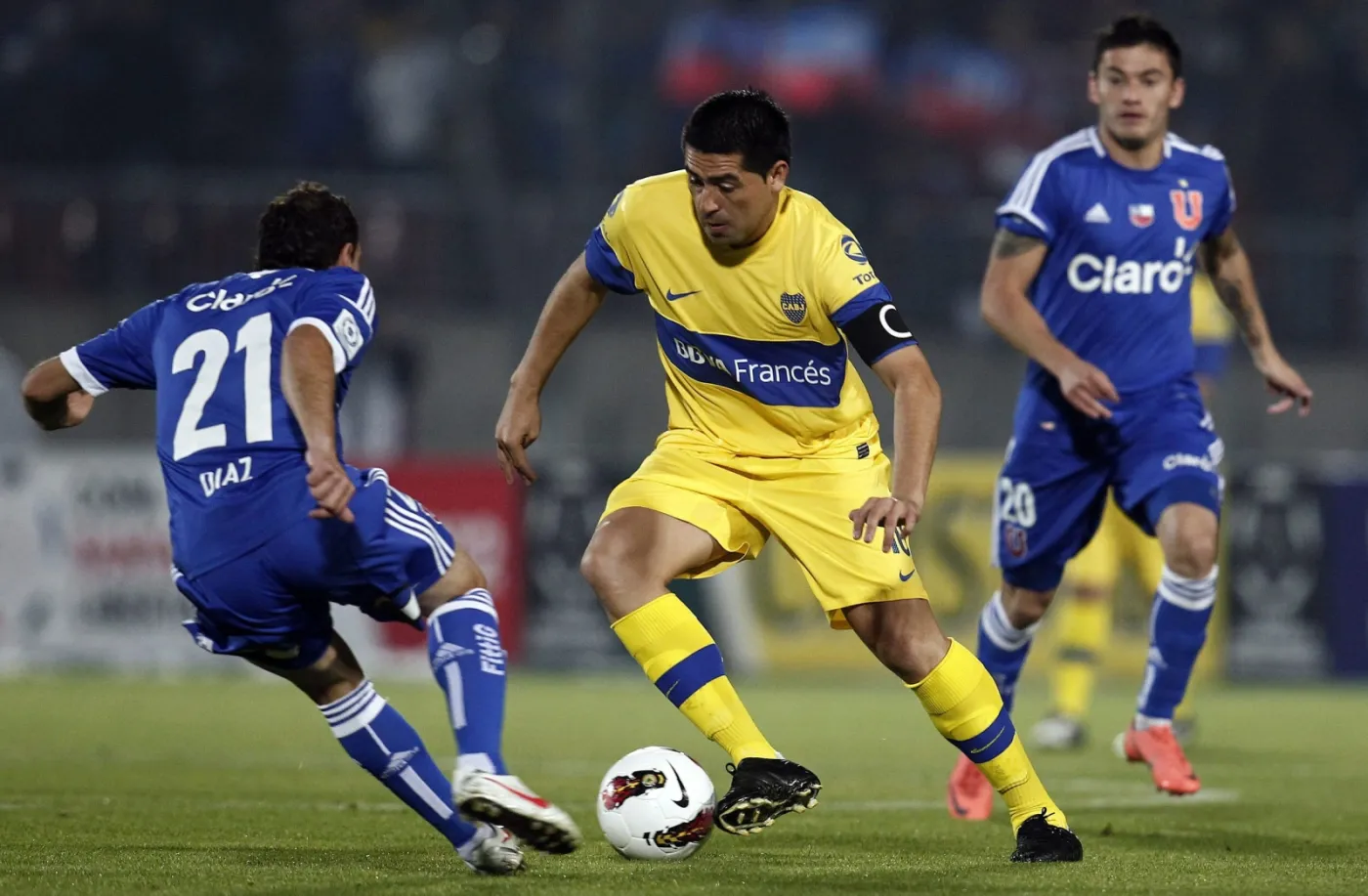 Juan Roman Riquelme walczy z obrońcami Universidad Chile