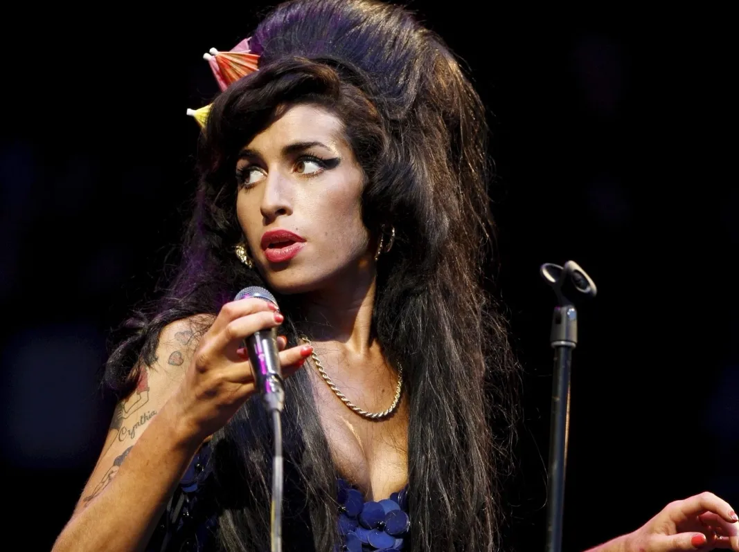 3812955-amy-winehouse-na-festiwalu-glastonbury.jpg