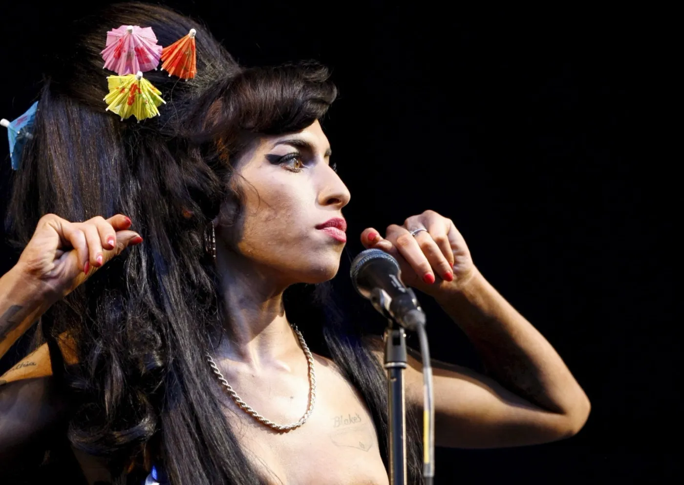 3812984-amy-winehouse-na-festiwalu-glastonbury.jpg