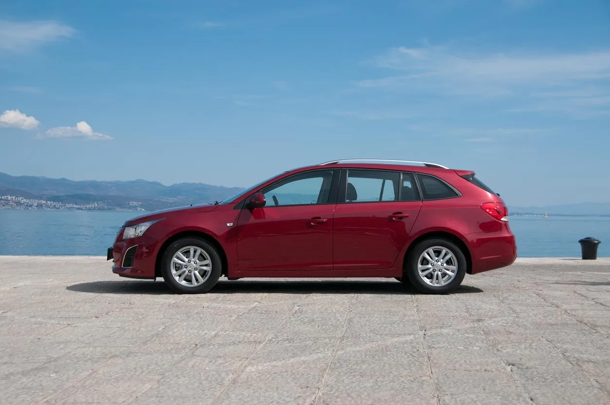 Zapakujesz rodzinę, rower i walizki. Chevrolet cruze jako nowe kombi