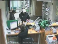 4155107-sprawcy-napadu-na-bank-na-warszawskiej.jpg