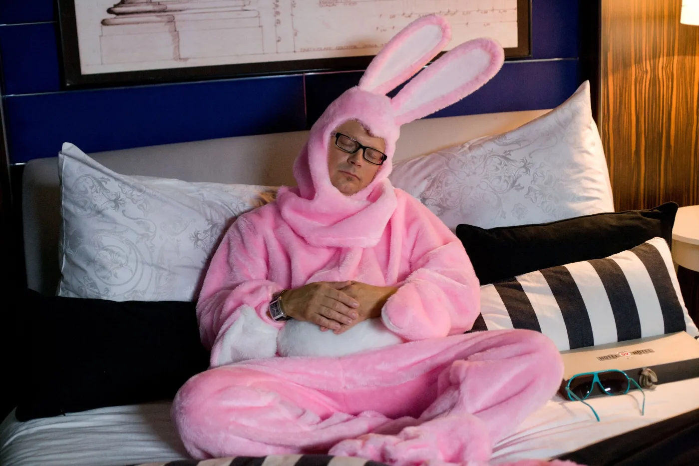 Piotr Szwedes w stroju króliczka w "Hotelu 52"
