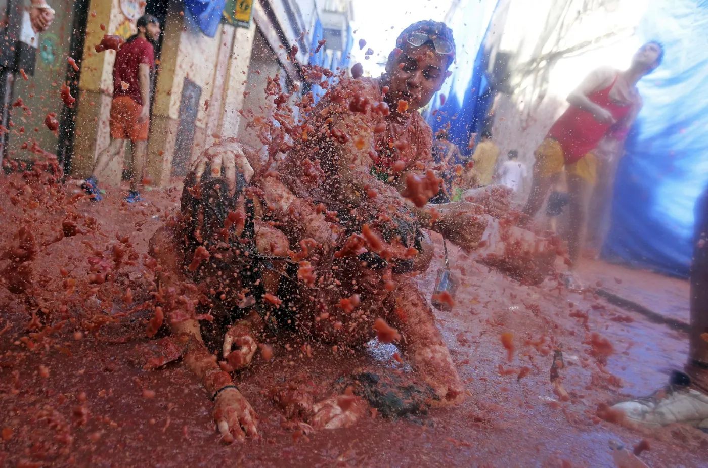 3957327-tomatina.jpg