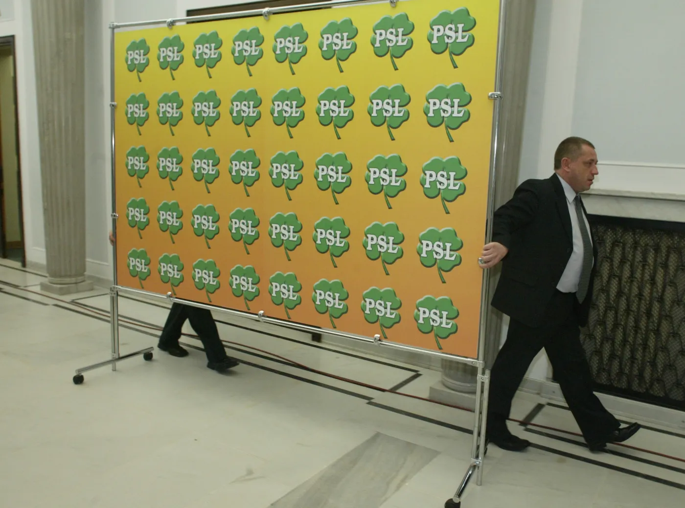 120 tysięcy złotych dla firmy syna? Wicemarszałek z PSL grozi procesem