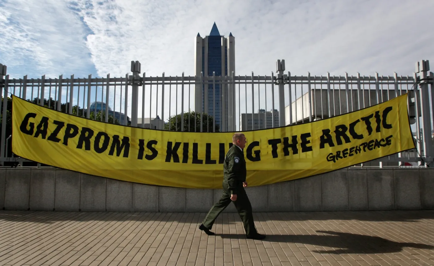 3992705-demonstracja-greenpeace-przed-siedziba.jpg